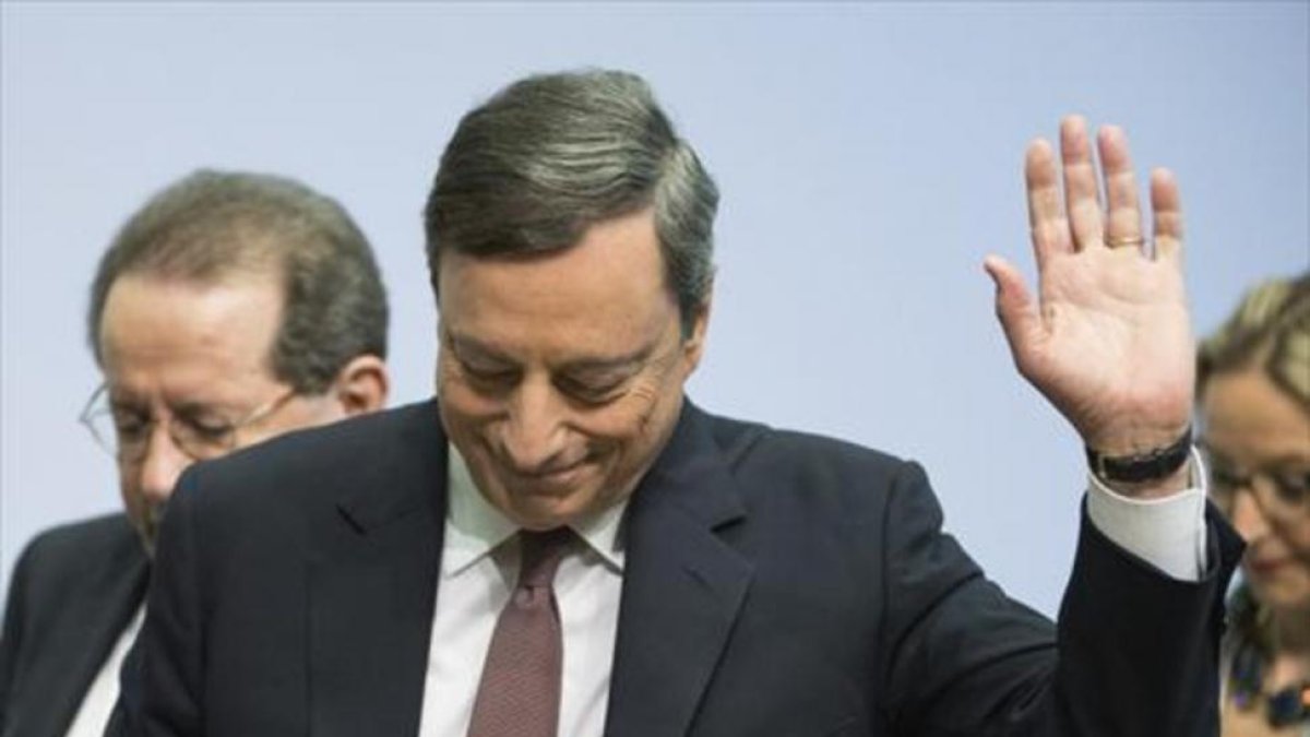 Draghi saluda tras comparecer ante la prensa.-EFE / ARNE DEDERT