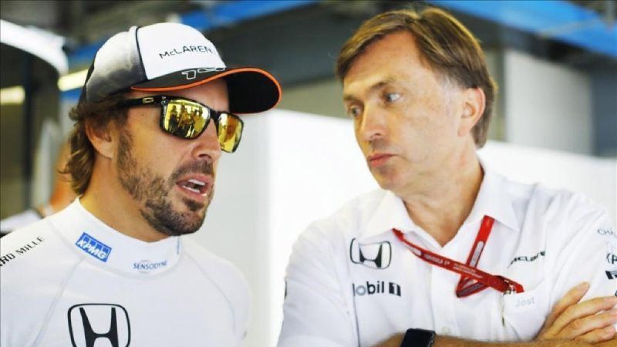 Jost Capito conversando con Fernando Alonso.-EFE