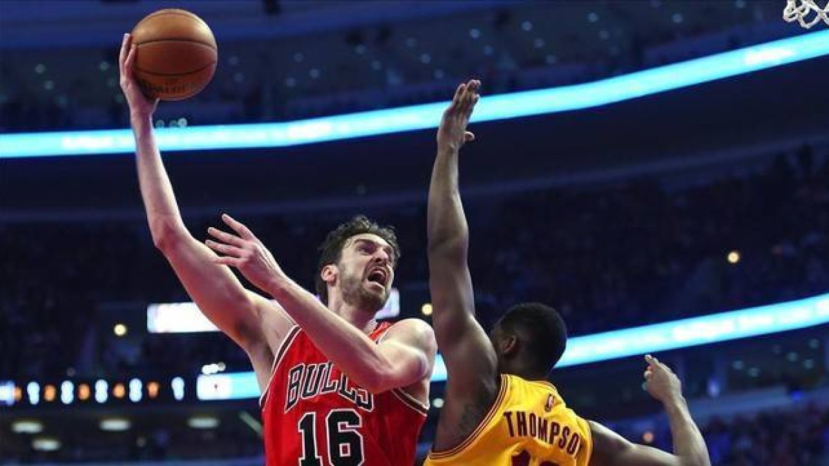 Pau Gasol tira a canasta ante Tristan Thompson de los Cavaliers.-Foto:   USA TODAY / MIKE DINOVO
