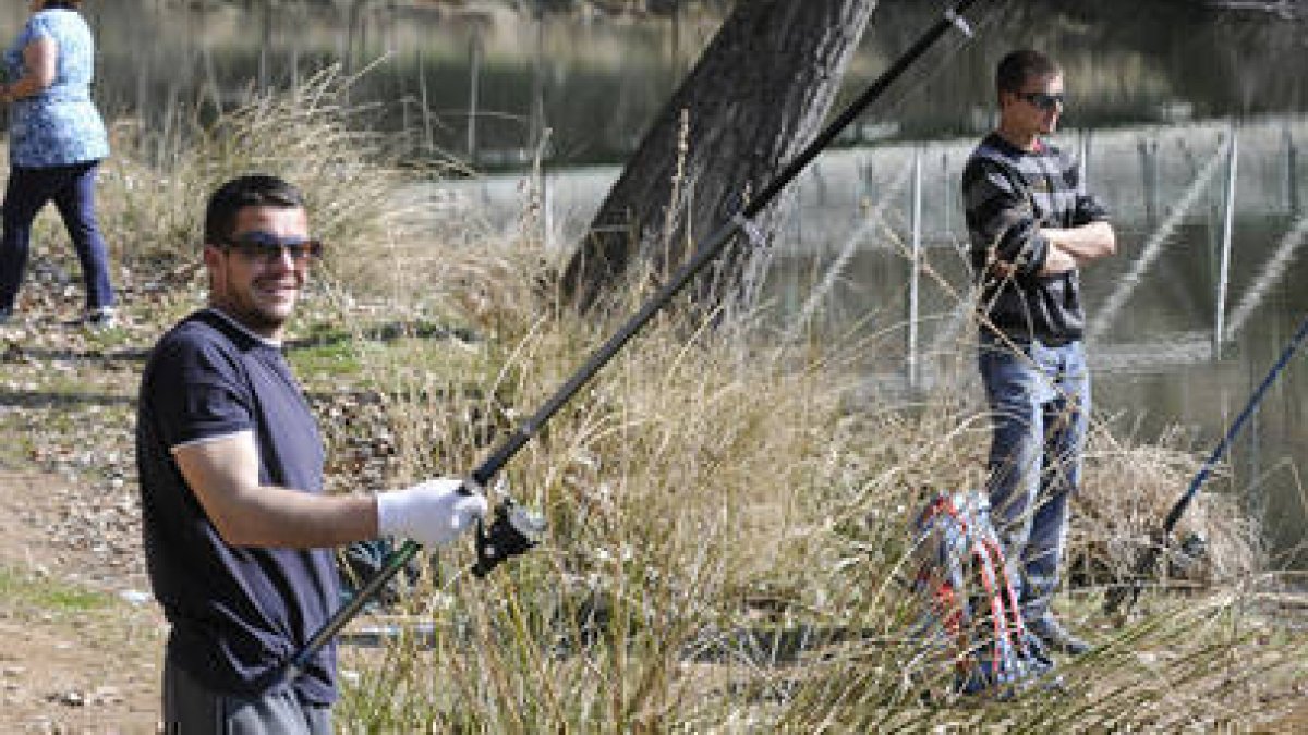 Un pescador en el Duero durante la apertura de la temporada. / VALENTÍN GUISANDE-