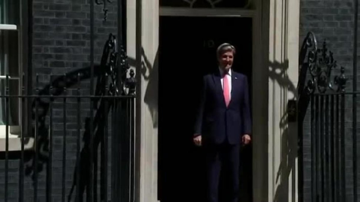 Kerry, que no se había dado cuenta de que la puerta estaba entornada, se golpea con la hoja.-