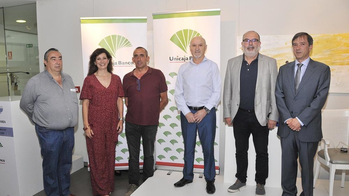 Gómez, García Plaza, Ramírez, García,  Latorre y Villalba posan en la Galería CortabitArte.-VALENTÍN GUISANDE