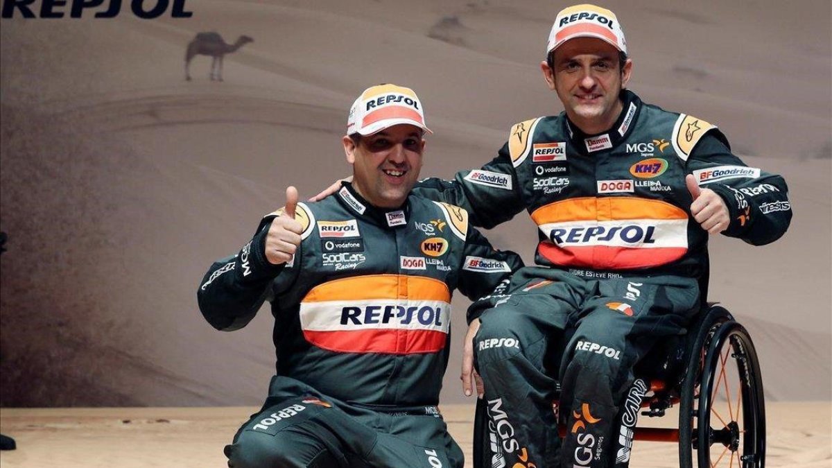 Isidre Esteve, junto a su copiloto Txema Villalobos, en la presentación de su equipo para el Dakar.-EFE