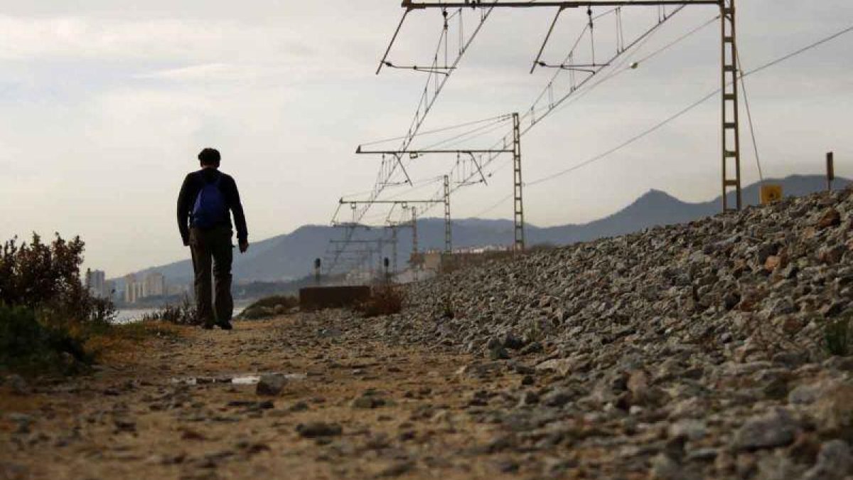 Imágenes del camino que une Sant Andreu de Llavaneres y Mataró, por las vías del tren.-ACN