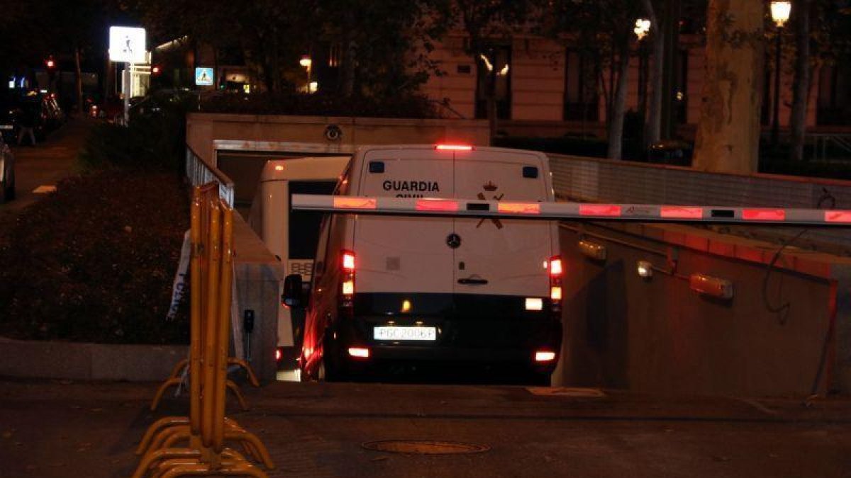 Los furgones de la Guardia Civil que trasladan a los exconsellers y a los Jordis llegan al Supremo.-EL PERIÓDICO (ACN)