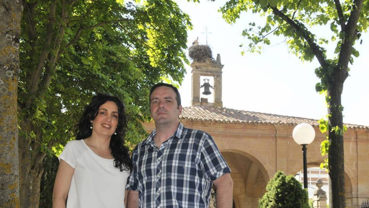 José Ignacio y Mercedes en la ermita de la Soledad.-VALENTÍN GUISANDE