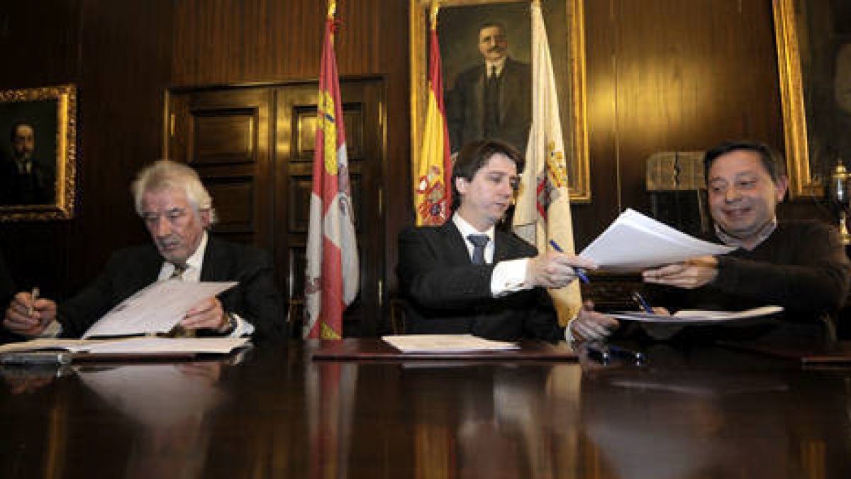 De izquierda a derecha Núñez Encabo, Martínez Mínguez y Sainz durante la firma del convenio de cesión del desván. / ÚRSULA SIERRA-
