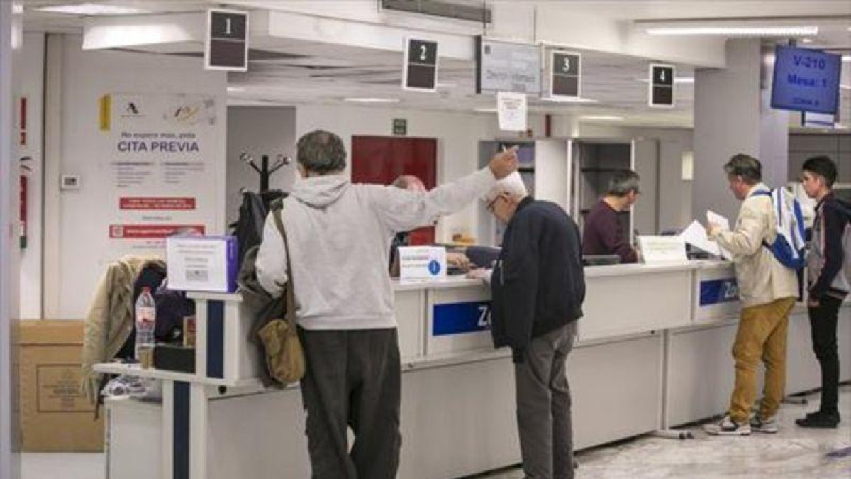 Una oficina de la Agencia Tributaria en Barcelona, la semana pasada.-JOAN CORTADELLAS