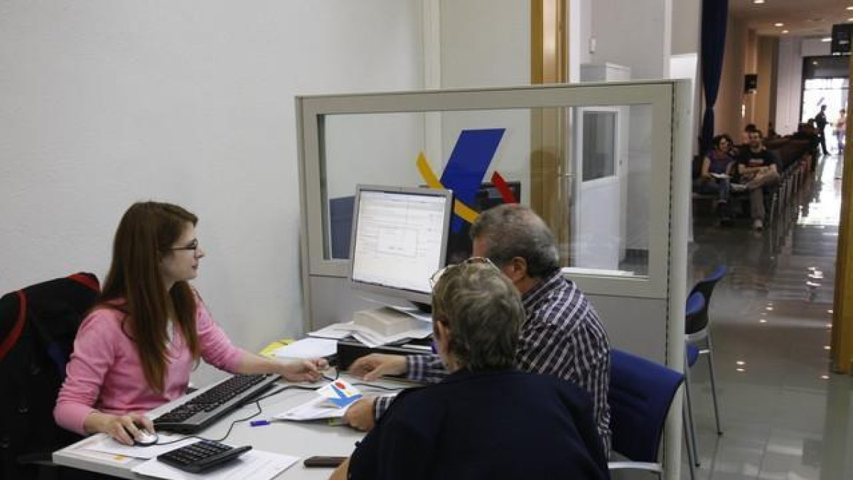 Una pareja presenta la declaración de la renta, en una imagen de archivo.-RICARD CUGAT