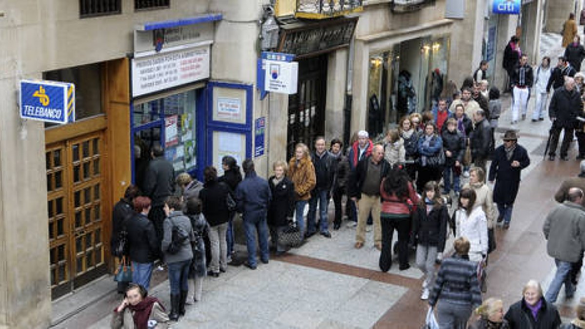 La venta de loterías se mantiene similares a las del año pasado. / ÁLVARO MARTÍNEZ-