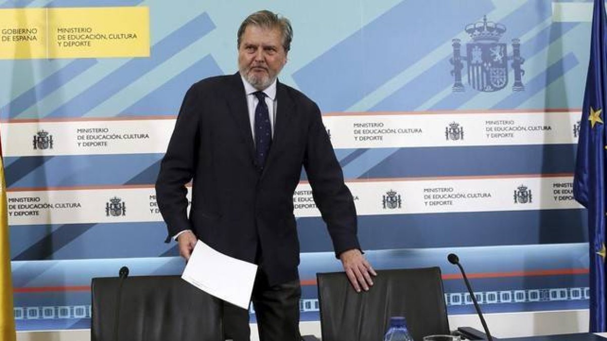 El ministro Íñigo Méndez de Vigo, en rueda de prensa este martes.-Foto: EFE / FERNANDO DE ALVARADO