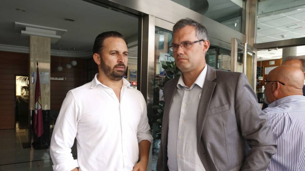 El presidente nacional de VOX, Santiago Abascal, visita León para reunirse con militantes y afiliados y abordar las elecciones primarias para la elección del candidato a la presidencia del Gobierno de España. Junto a él, el responsable regional del partid-Ical