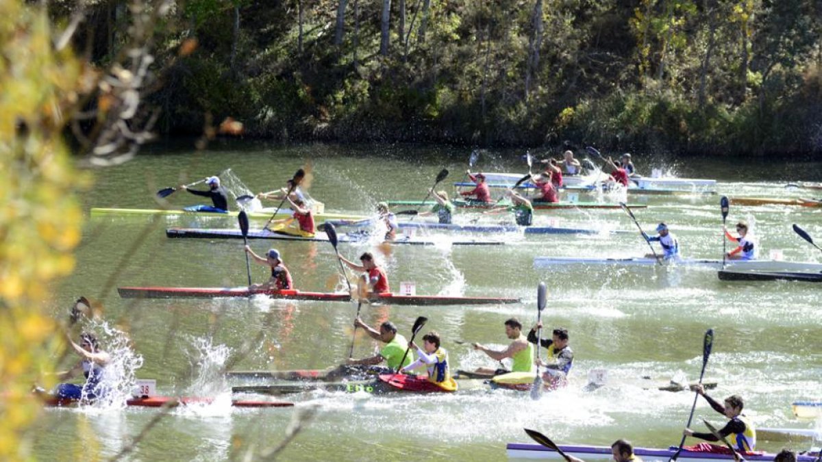 Los palistas en plena competición en las aguas del Río Duero.-Álvaro Martínez