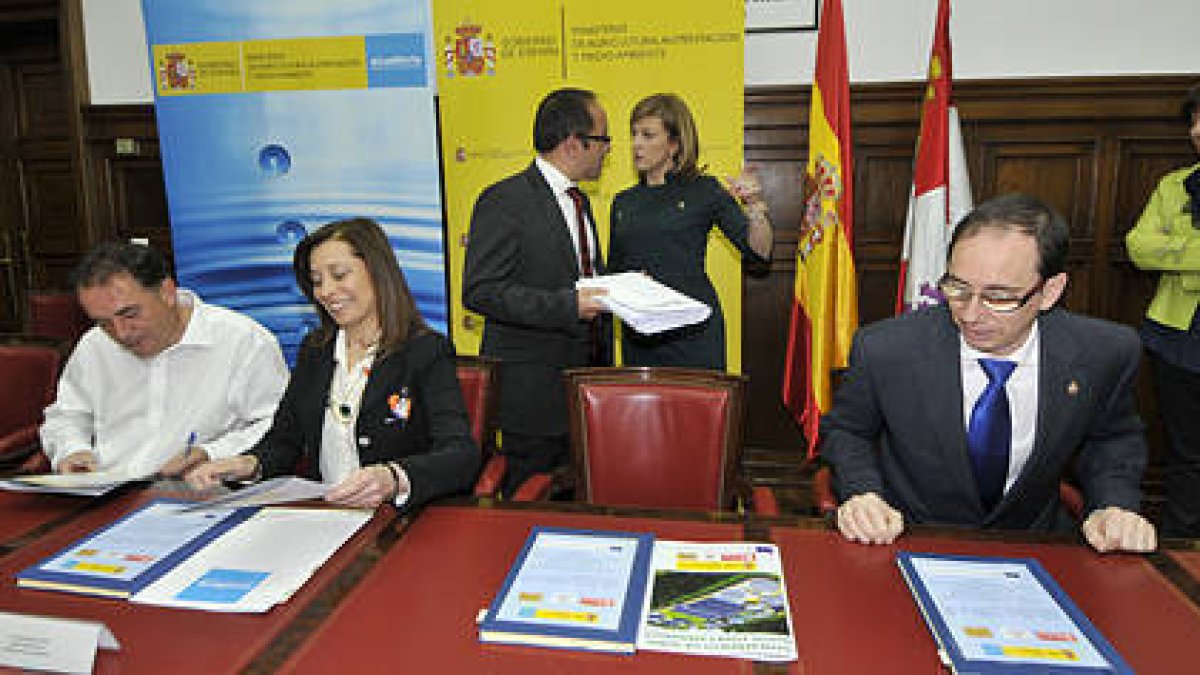 Benito Serrano, Liana Ardiles, Luis Rey, Isabel Pérez-Espinosa y Gustavo Martínez, en la Subdelegación momentos antes de la firma del convenio. / VALENTÍN GUISANDE-