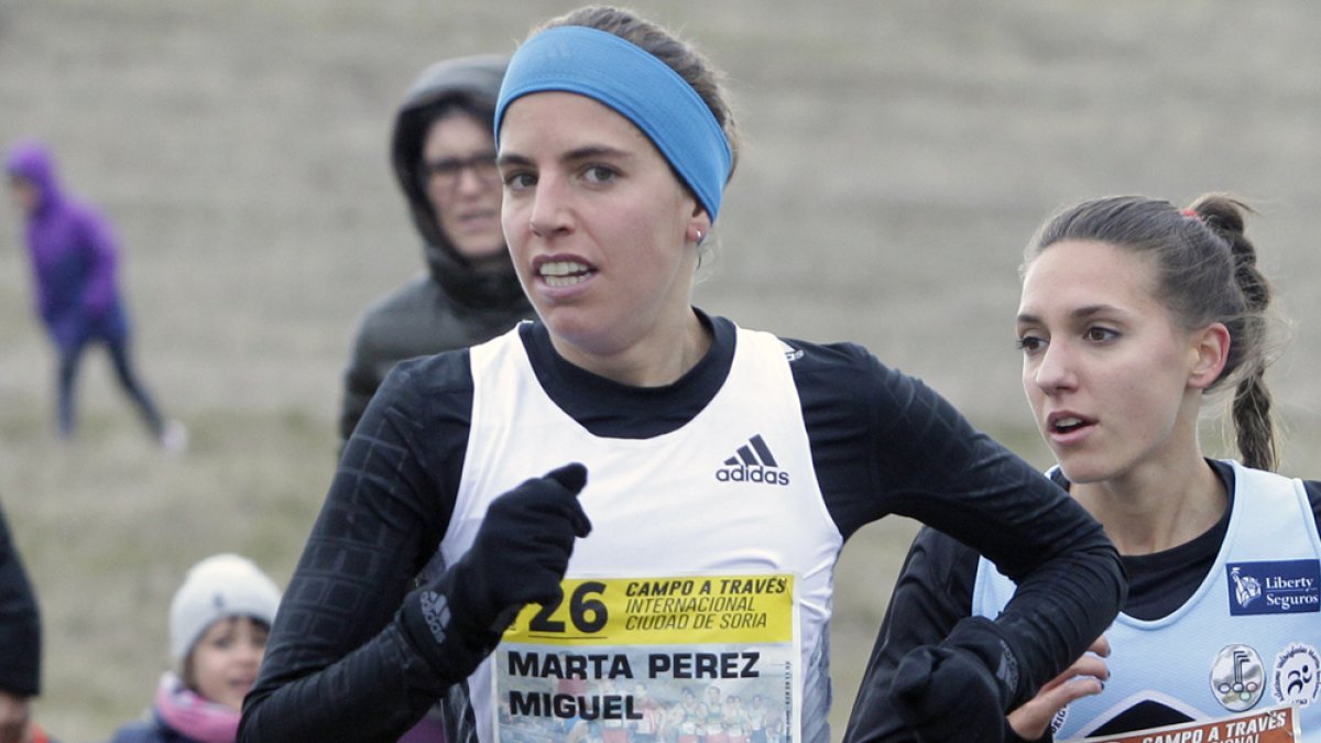 Marta Pérez no pudo con el poderoso final de la catalana Esther Guerrero. LUIS ÁNGEL TEJEDOR