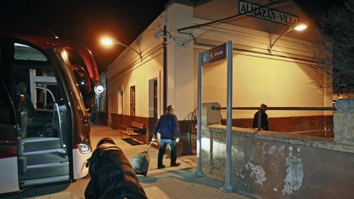 Primer viaje en bus de los viajeros del tren hasta Almazán-Mario Tejedor
