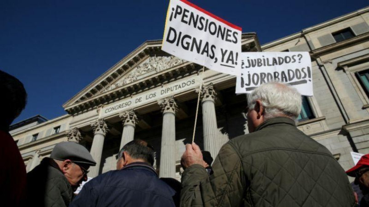 Un grupo de jubilados protesta ante el Comgreso de los Diputados el pasado día 22.-EL PERIÓDICO