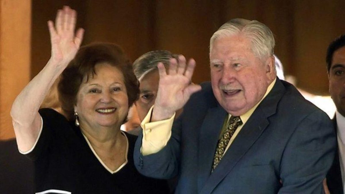 El ex dictador chileno Augusto Pinochet Ugarte d junto a su esposa Lucia Hriart i saluda hoy sabado 25 de noviembre en el dia de su 91 cumpleaños en el 2006.-EFE / IAN SALAS