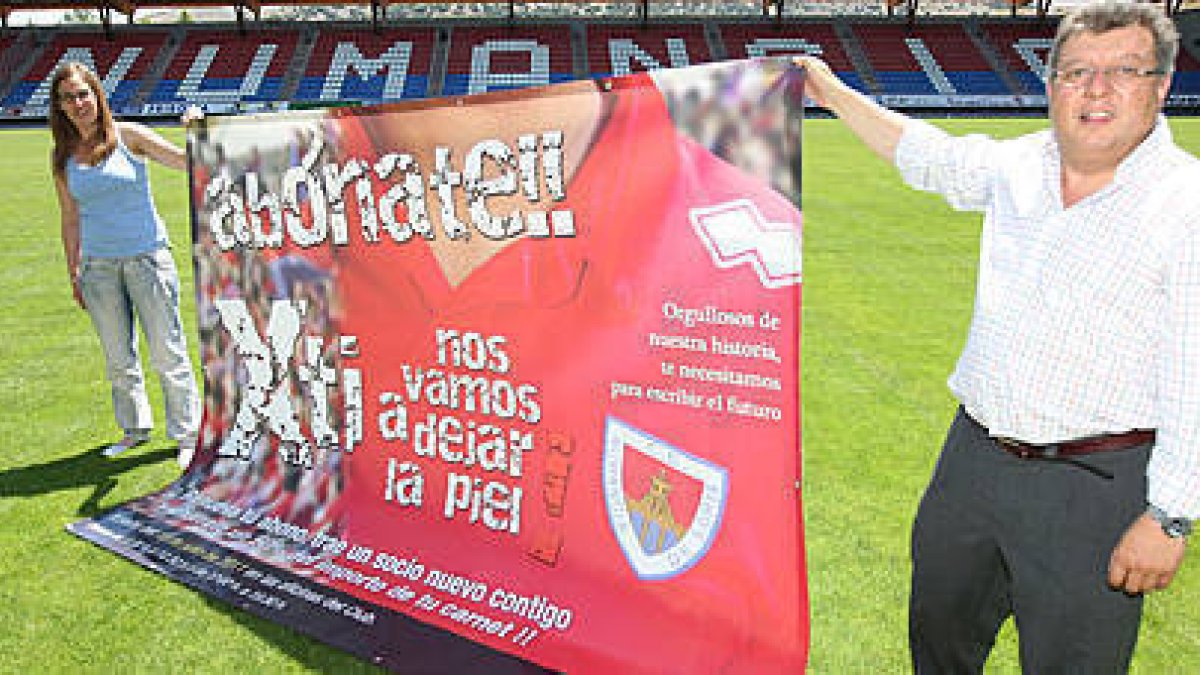 'Por tí nos vamos a dejar la piel' es el lema de la nueva campaña de abonos del Numancia. ÁLVARO MARTÍNEZ-
