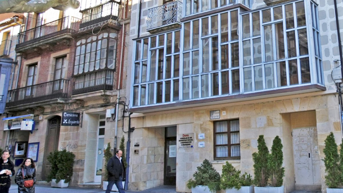 FACHADA Y PORTADA DEL EDIFICIO DE LA CONCEJALIA DE BIENESTAR SOCIAL, COOPERACIÓN E IGUALDAD, CEAS



FOTÓGRAFO: MARIO TEJEDOR HERNÁNDEZ  08/04/2012