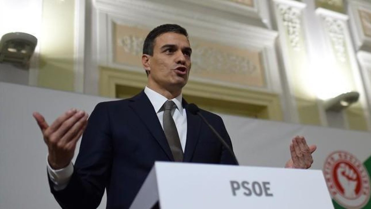 Pedro Sánchez, el pasado jueves en Lisboa, tras reunirse con el primer ministro portugués, António Costa.-AFP / FRANCISCO LEONG