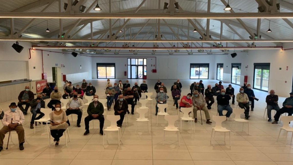 Un momento de la reunión en el centro cívico.-HDS
