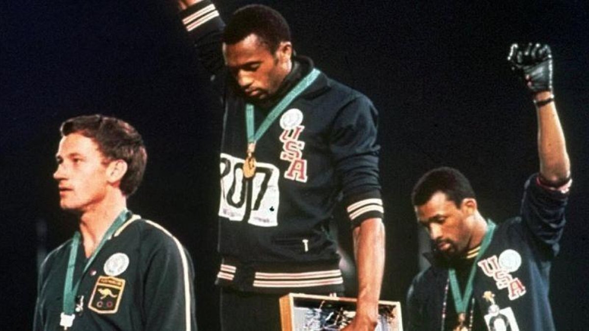 Peter Norman, Tommie Smith y John Carlos, en el podio de 200 metros de México-68.-AP PHOTO
