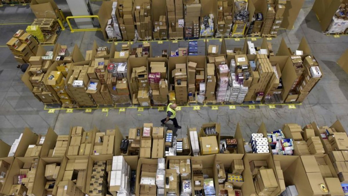 El 75% de los 1.100 trabajadores fijos del centro logístico de Amazon en San Ferando de Henares votaron a favor de la huelga.-AFP