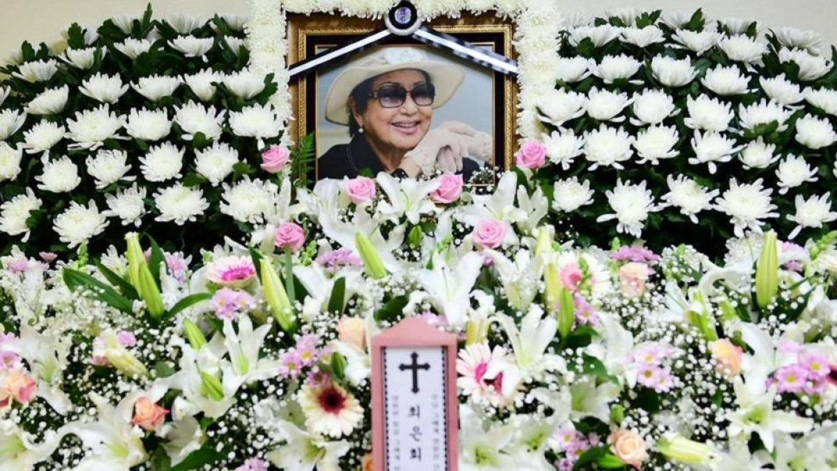 Homenaje floral a la actriz surcoreana Choi Eun-hee.-.42967352 (AFP)