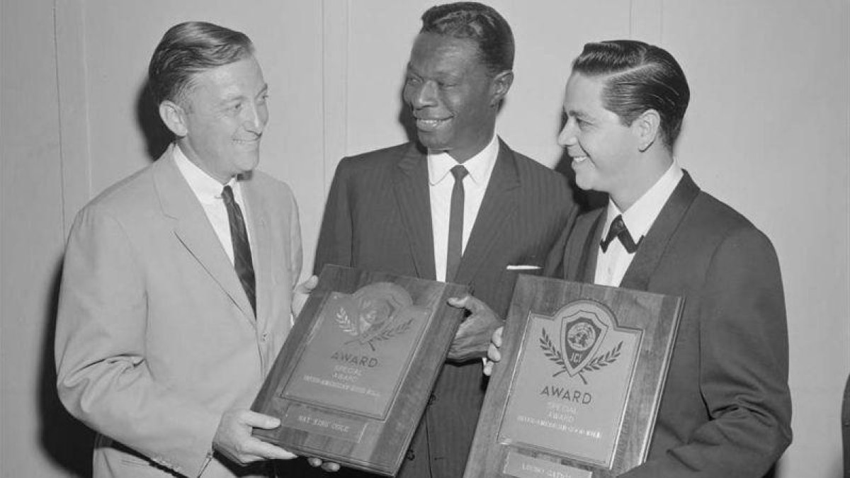 Lucho Gatica (derecha) y Nat King Cole (centro) reciben sendos premios, en Estados Unidos.-EL PERIÓDICO