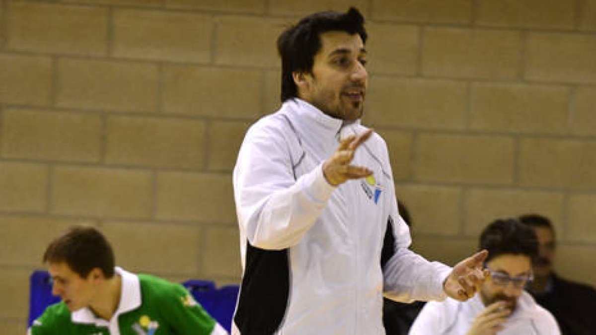 El entrenador del Río Duero San José, Alfonso Flores. / DIEGO MAYOR-