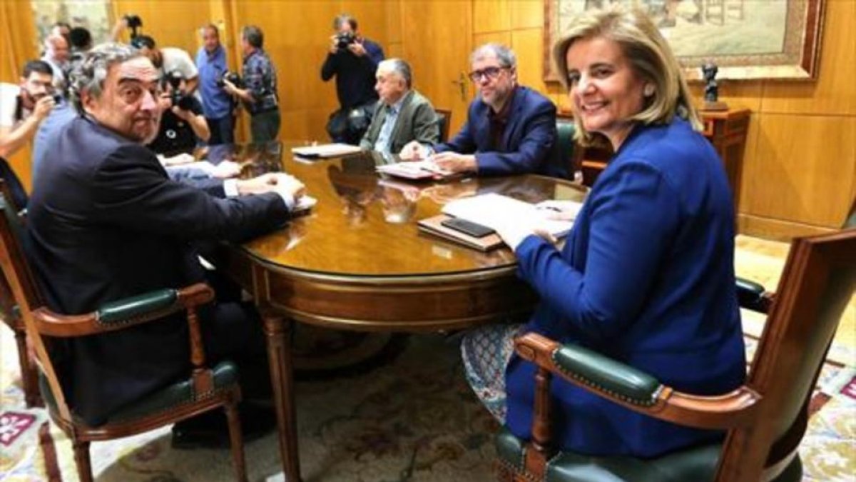 Reunión de sindicatos y patronales con la ministra de Trabajo, Fátima Báñez, el pasado 19 de septiembre.-/ JUAN MANUEL PRATS