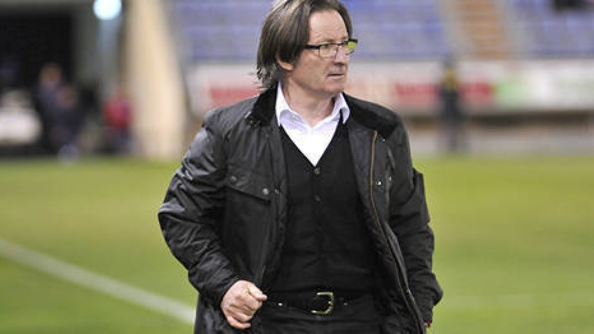 El entrenador del Numancia, Juan Antonio Anquela, durante un partido en Los Pajaritos. / DIEGO MAYOR-