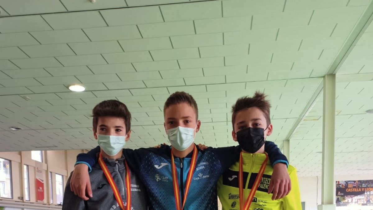 Diego Valero, en el centro de la imagen, fue oro en salto de altura. HDS