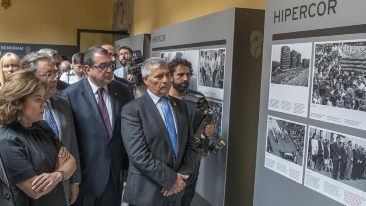 Foto de líderes en la exposición sobre el atentado de Hipercor.-FERRAN SENDRA