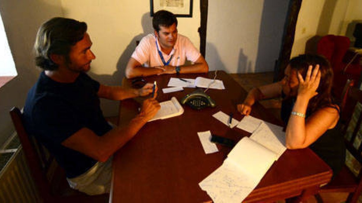 Dos alumnos charlan en Valdelavilla en presencia de un profesor angloparlante. / ÁLVARO MARTÍNEZ-