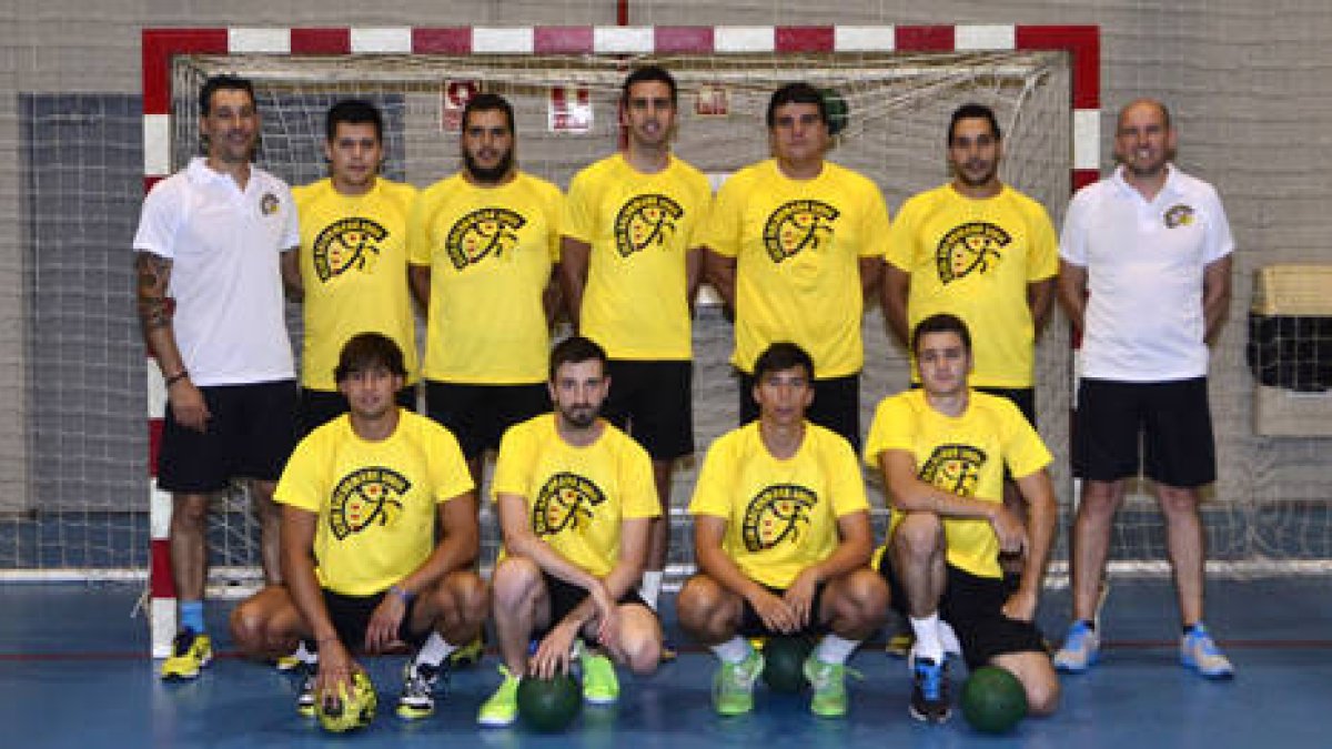 Plantilla del Balonmano Soria durante el primer entrenamiento de pretemporada. / ÁLVARO MARTÍNEZ-