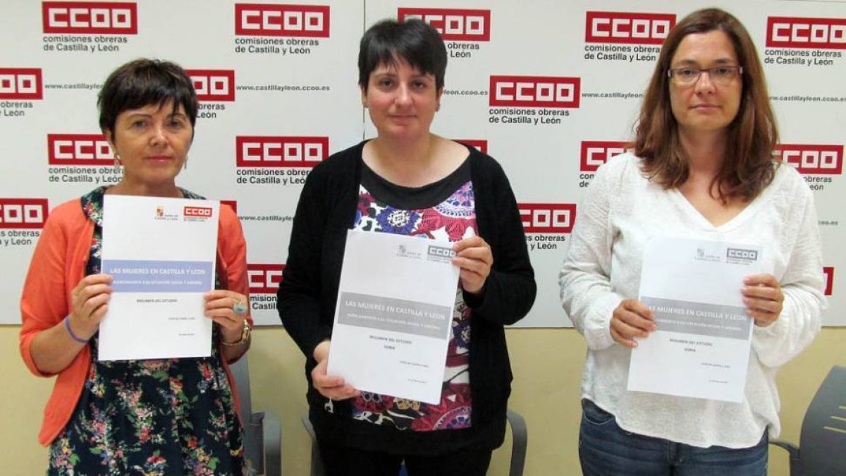 Rosa Eva Martínez, Ana Romero y Cristina Ochagavía, ayer, en Soria.-