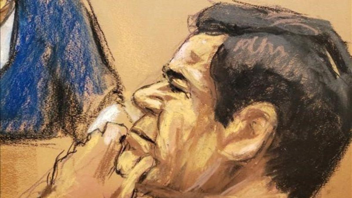 Joaquín El Chapo Guzmán escucha el testimonio de Isaías Valdez Ríos durante el juicio.-JANE ROSENBERG (REUTERS)