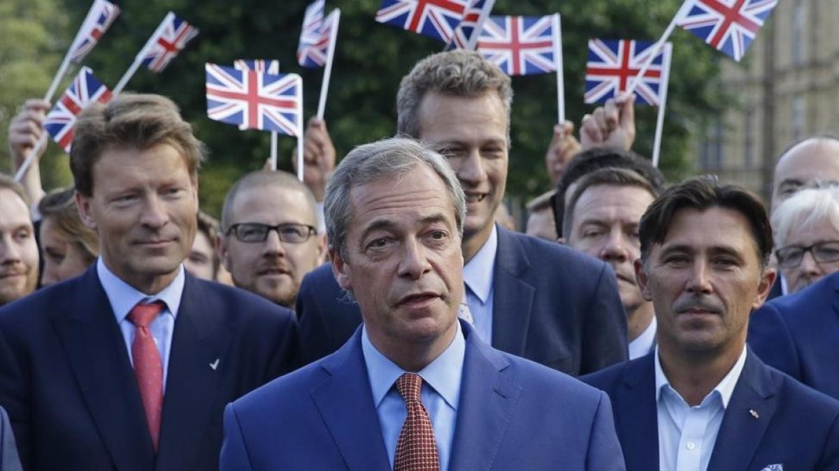 Farage, el 24 de junio del 2016, tras la victoria del brexit en el referéndum.-/ AP / MATT DUNHAM