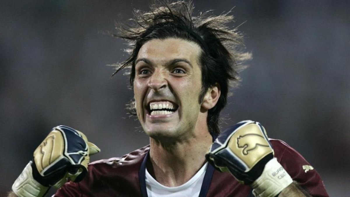 Buffon celebra la clasificación para la final del Mundial del 2006 tras tumbar a Alemania en las semifinales de Dortmund.-/ REUTERS / TONY GENTILE