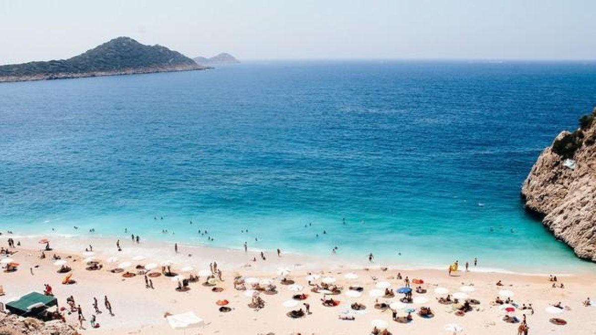 Los turistas toman el sol en una playa canaria.-PIXABAY