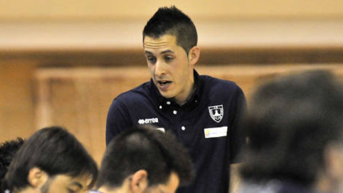 El técnico del CMA de Soria, Álvaro Martín, durante un partido en Los Pajaritos. / DIEGO MAYOR-