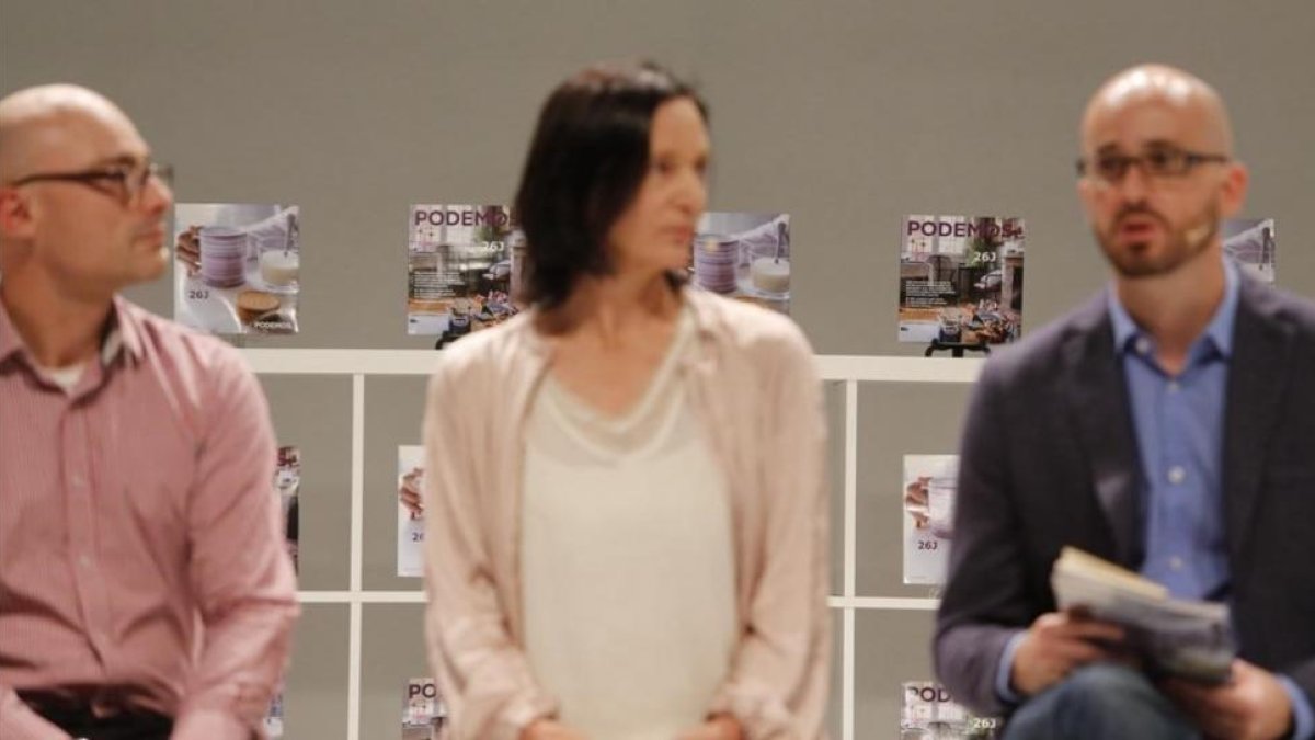Txema Guijarro, Carolina Bescansa y Nacho Álvarez, ante los catálogos de programa electoral de Podemos.-AGUSTIN CATALAN