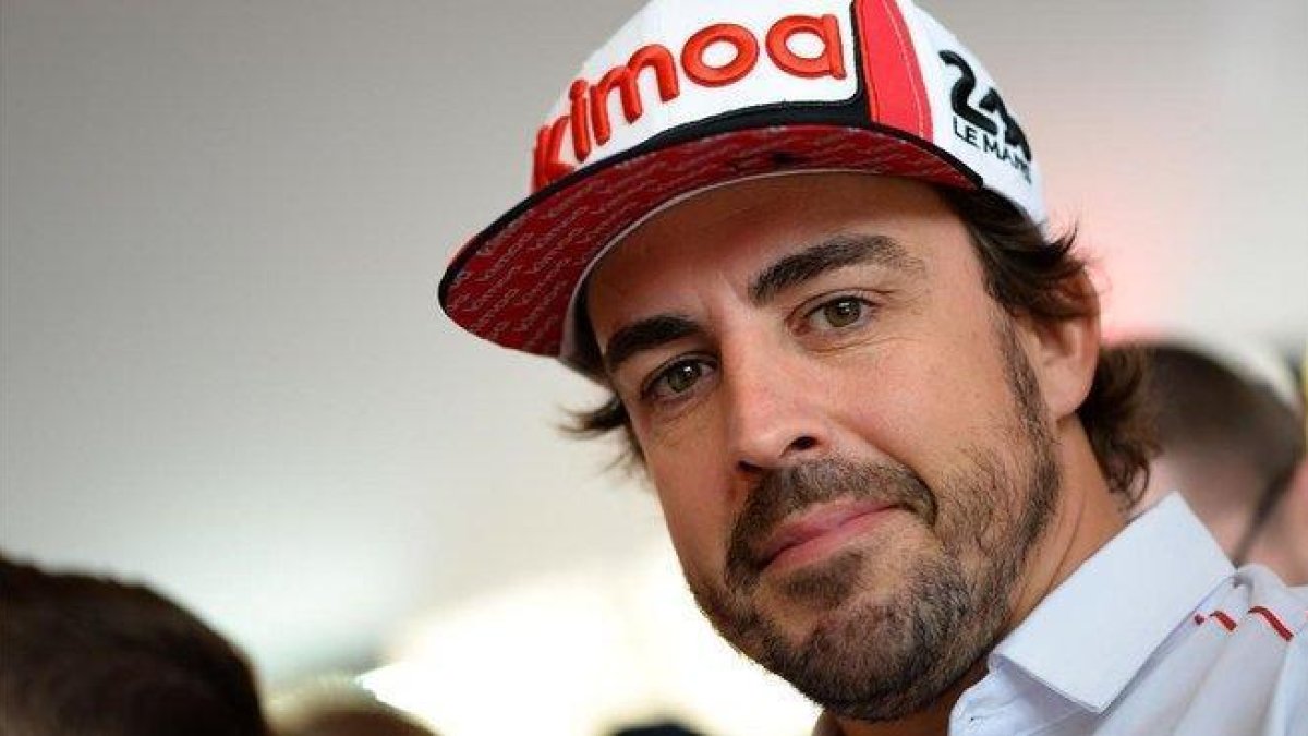 Fernando Alonso, hoy, durante el paseo por Le Mans de los participantes en las 24 Horas.-AFP / JEAN-FRANCOIS MONIER