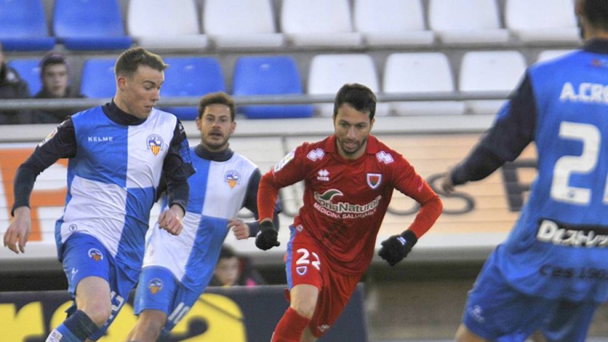 Cicinho en el encuentro ante el Sabadell.-Diego Mayor