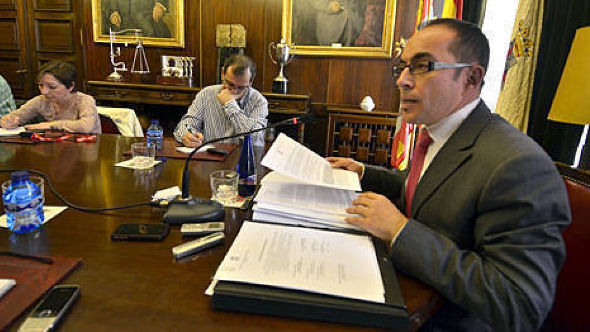 Luis Rey durante su comparecencia ante los medios de comunicación. / Á.M.-