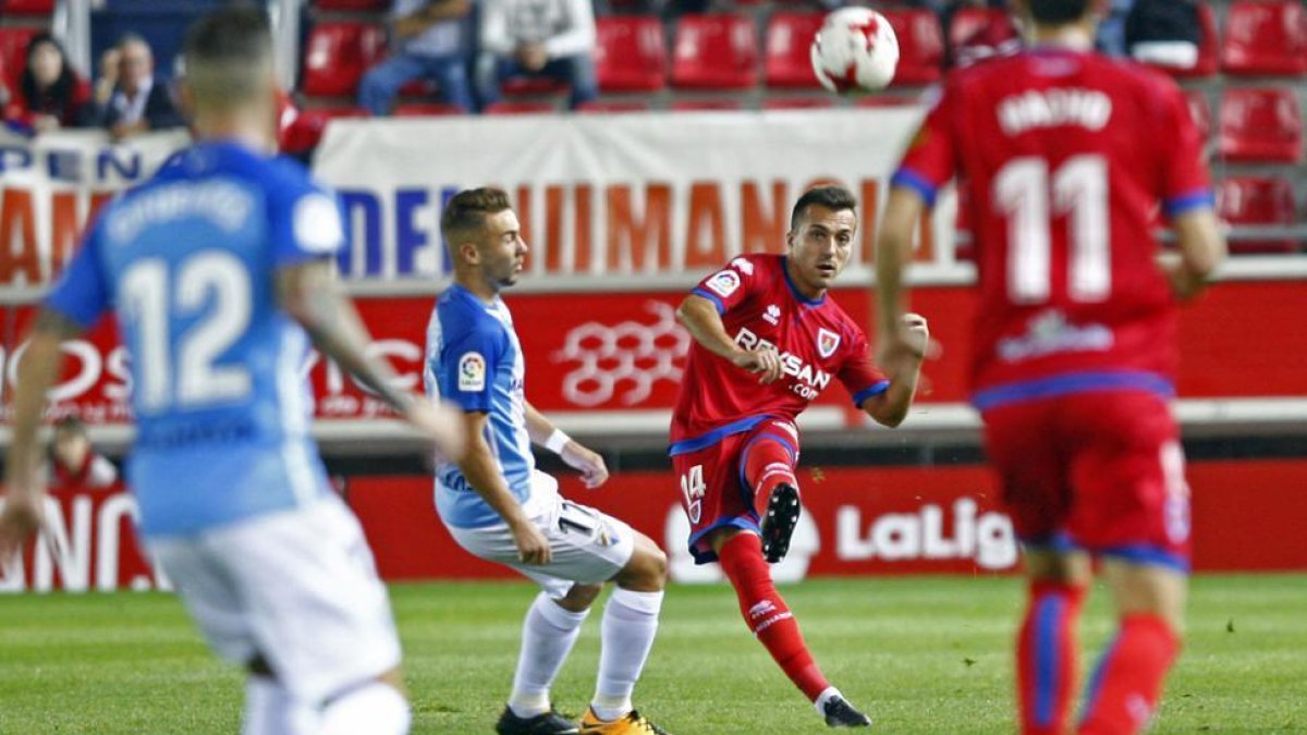 Luis Valcarce despeja el balón durante el partido del Numancia en Los Pajaritos ante el Málaga.-MARIO TEJEDOR