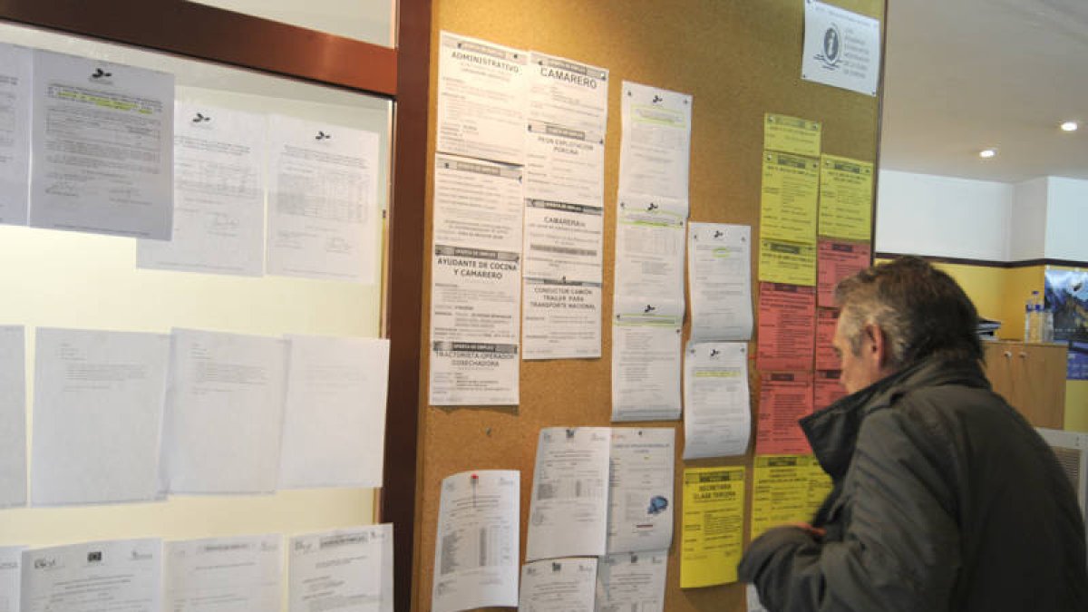 Parados consultando las ofertas en la oficina del paro. /V. G. -