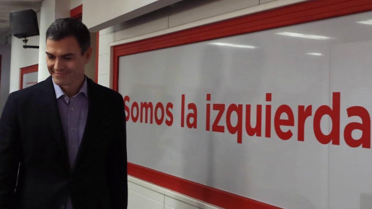 Pedro Sánchez, tras la Ejecutiva Federal de este lunes.-/ EFE / JAVIER LIZÓN